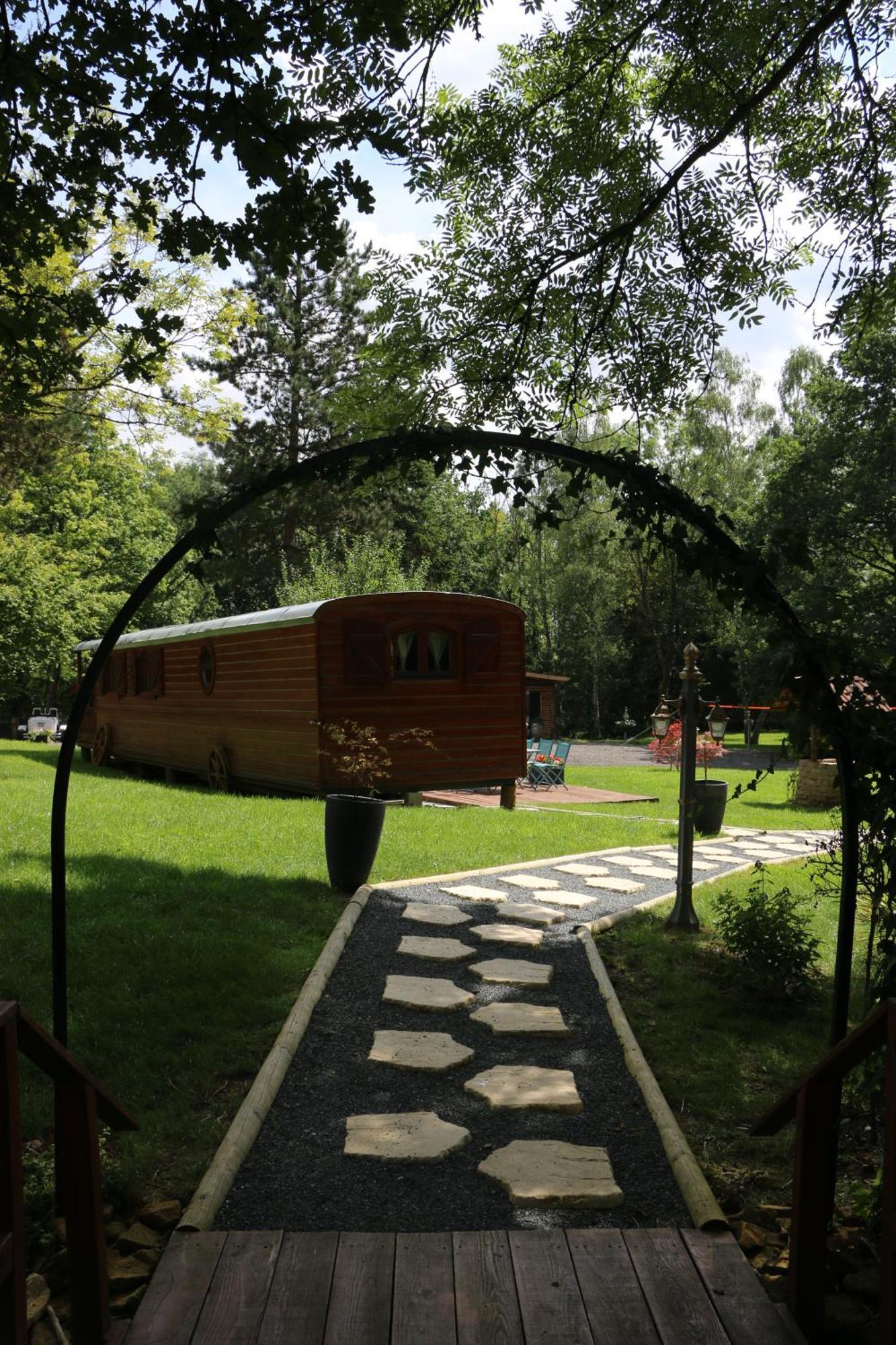 Les Roulottes A Sandie Тьонвиль Экстерьер фото